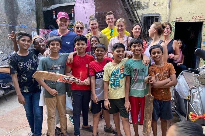 Best of Dharavi Slum with Market Tour - Stop 5: Local people in Mahim and the “whole neighborhood” feel