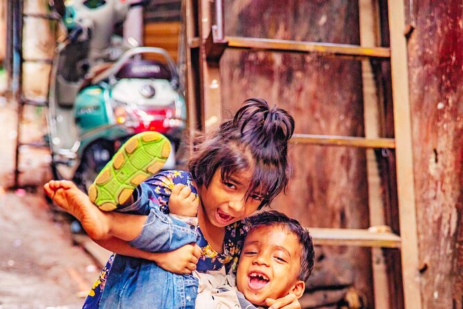 Dharavi Slum Walking Tour: Daily Life in Asia's Largest Slum - Starting at Third Wave Coffee: getting oriented fast