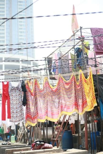 Dhobi Ghat Laundry and Dharavi Slum Tour with Local Train - Arriving in Dharavi: why a guided walk beats a drive-by