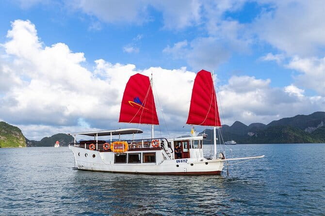 Mumbai Bay Breeze Sail on a Compact Yacht Experience - Sunset Hour: Best Light for Photos and Dolphin Spotting