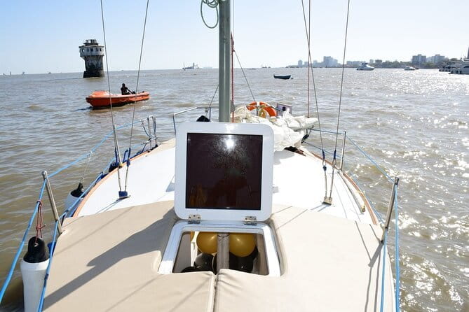 Mumbai Bay Breeze Sail on a Compact Yacht Experience - Meeting at Gateway of India and Getting Underway