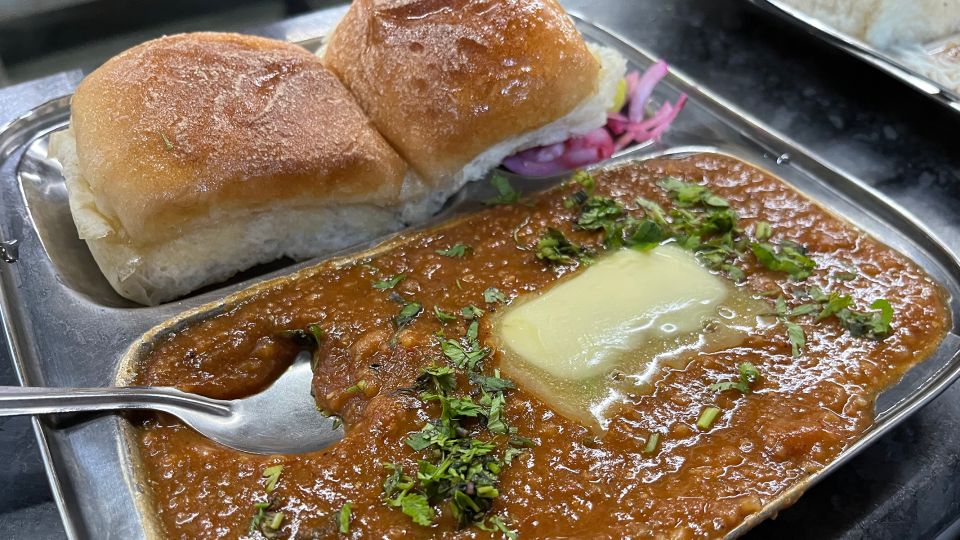 Mumbai: Evening Street Food Tasting & Cultural Market Tour - Churchgate station photo stop: street-food meets city views