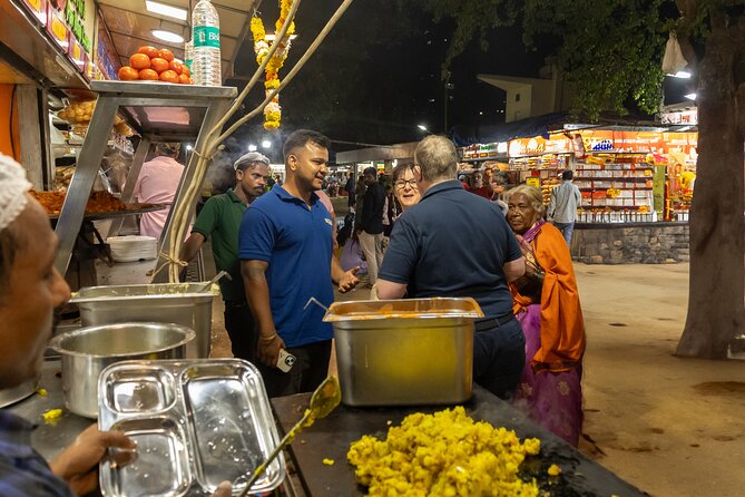 Mumbai Market and Temple Tour With Local Street Food - Chira Bazaar: Old Craft, Jewelry Shops, and the Charm of Narrow Streets