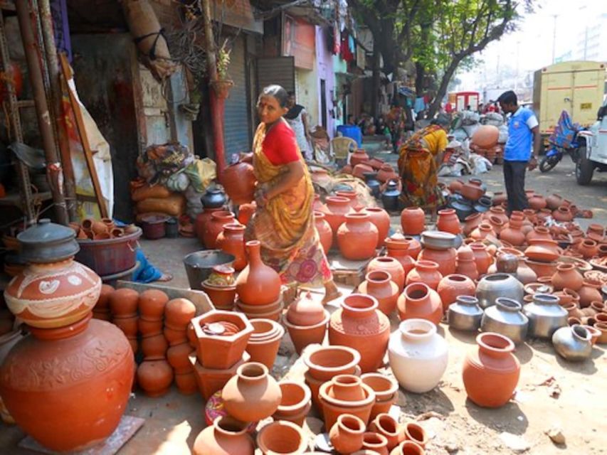 Mumbai: Private City sightseeing and Dharavi Slum Tour - Gateway of India, Taj Mahal Palace, and Marine Drive: icons at street level