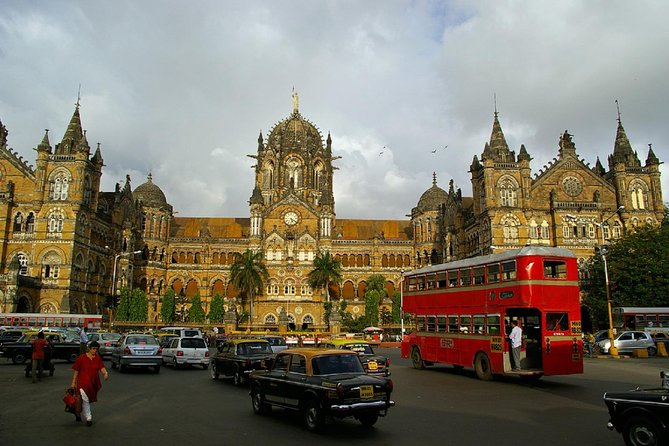 Sightseeing tour with Elephanta cave tour - Dhobi Ghat and High Court: where Mumbai shows the working side