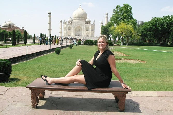 Taj Mahal Day Trip Including Same Day Flights from Mumbai - Agra transfer in an A/C private car